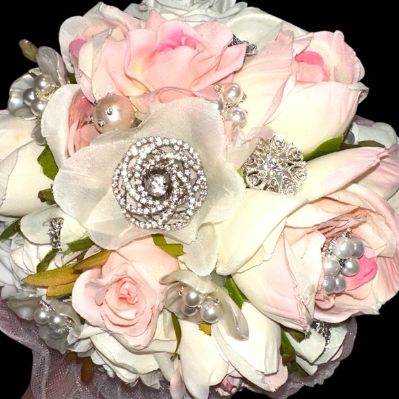 Bride Wedding Bridal Flowers Floral Bouquet Rose Pearls Rhinestone Brooch NEW - Picture 3 of 15